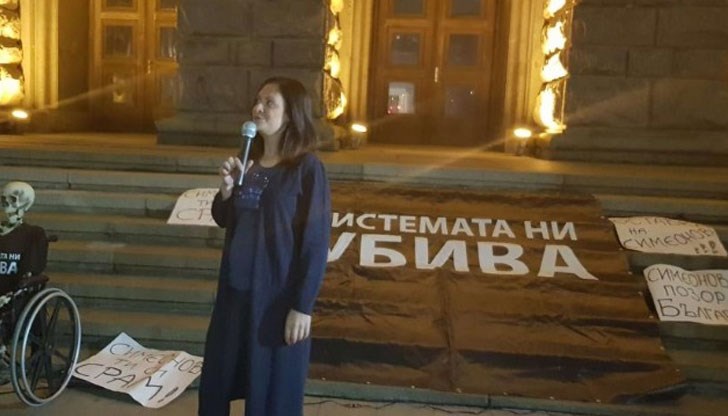 Искам да знаете, че не сте сами, обърна се певицата към събралите се протестиращи