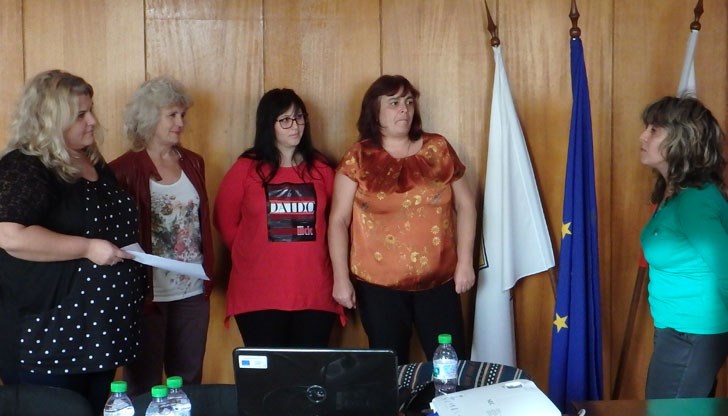 От началото на новата учебна година в училищата образованието си продължават две деца, които са се върнали от чужбина