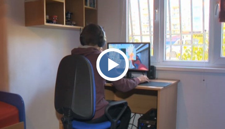 Вече повече от година Деян Евтимов качва клипчета, които сам снима и монтира