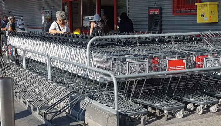 Клиентът скрил в дрехите си две парчета луканка и три кутии бонбони