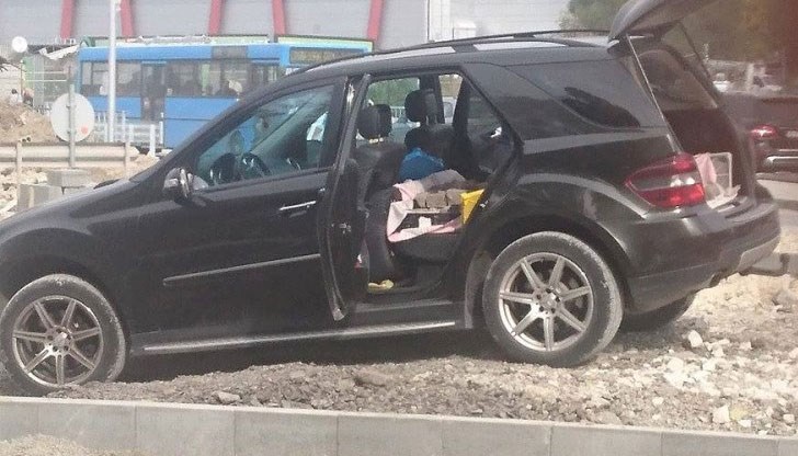 Посред бял ден, с личния си автомобил, пред погледите на работниците….