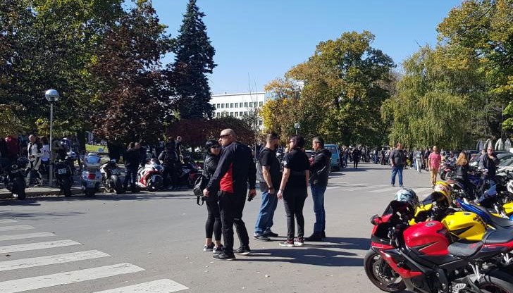 200 мотористи се включиха в почетната обиколка на Русе