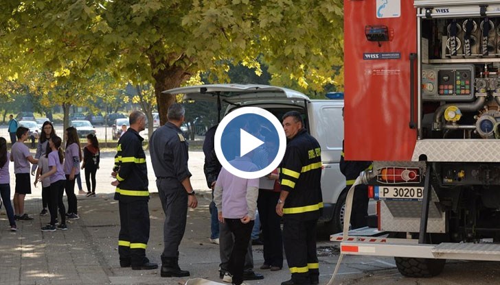 Кучето Рон изненада третокласниците на "Дойче шуле"