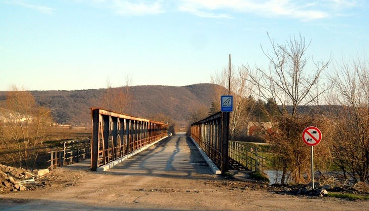 Мостът над река Искър на изхода на Червен бряг към село Горник е затворен за движение