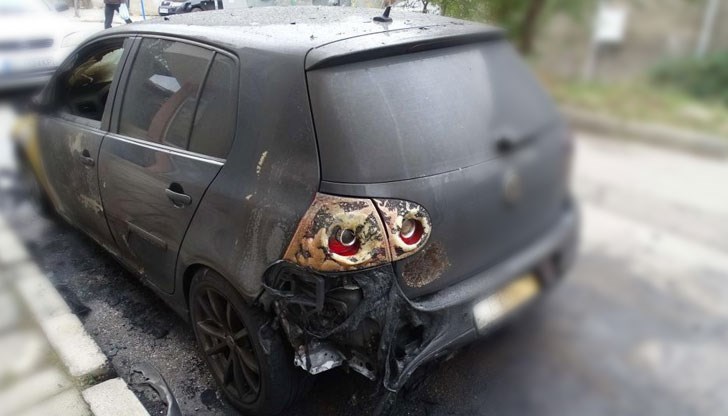 „Фолксваген Голф“ без регистрационни номера е горял а паркинг зад блок „Детелина“ / Снимката е илюстративна