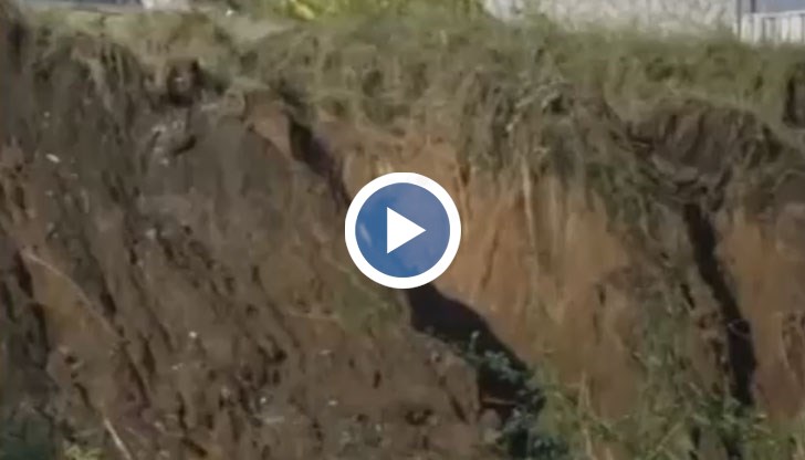 Между 5 и 6 метра от земната повърхност пред къщите вече е паднала