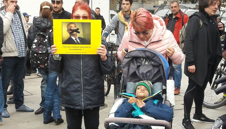 И колкото пъти се взрем в тях, все ни подсещат за нещо друго – че тъкмо образът на Прехода е разкривен и уродлив… И колкото пъти се взрем в тях, все ни подсещат за нещо друго – че тъкмо образът на Прехода е разкривен и уродлив…