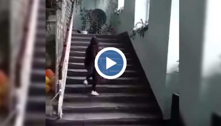  Жената снима детето си по какъв начин мъкне учебниците по стълбите на учебното заведение 