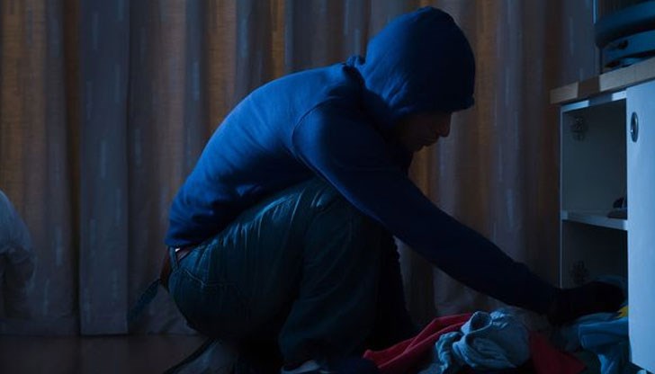 Задигнати са 1000 лева от касичката на детето, което събирало парите от сурвакане Задигнати са 1000 лева от касичката на детето, което събирало парите от сурвакане