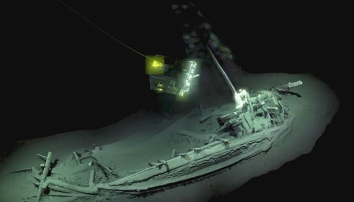 Неговата зловеща красота е необикновена, заснета в мътна светлина, на повече от два километра под водата Неговата зловеща красота е необикновена, заснета в мътна светлина, на повече от два километра под водата