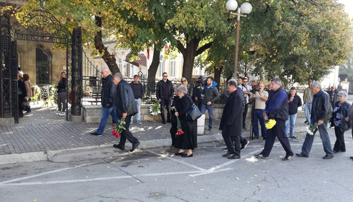 Близки и приятели изпращат жестоко убитата телевизионна водеща Виктория Маринова в последния й път