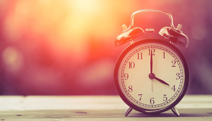 В 04:00 ч. в неделя, на 28 октомври, трябва превъртим стрелките на часовника с час назад, за да се върнем отново към астрономическото часово време