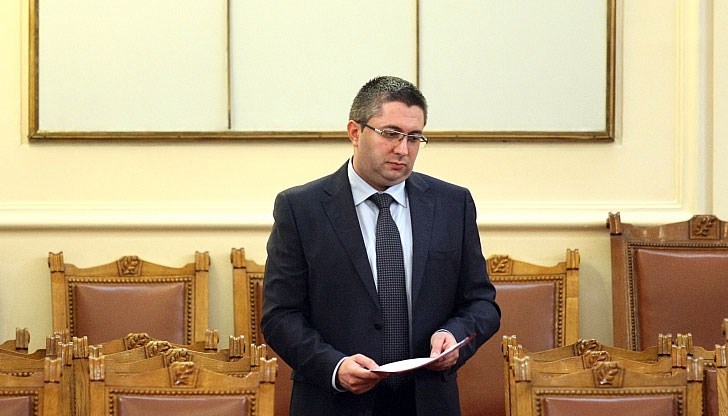 Бившият министър е напуснал и парламента Бившият министър е напуснал и парламента