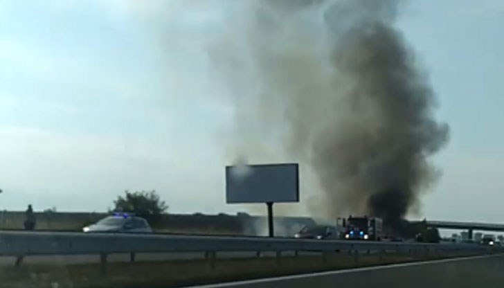 Автомобилът е бил обхванат от пламъците малко след 15:00 часа