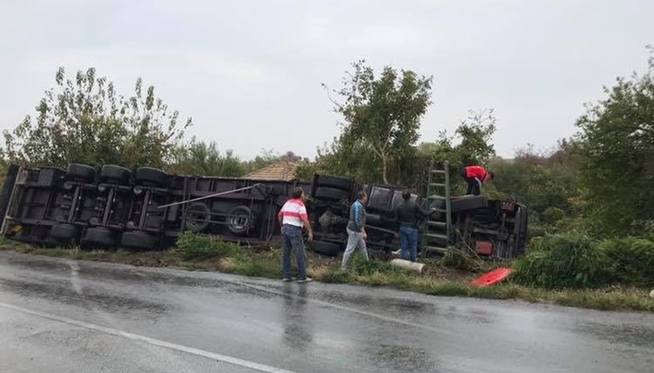 ТИР се обърна след пътен инцидент край Поликраище.