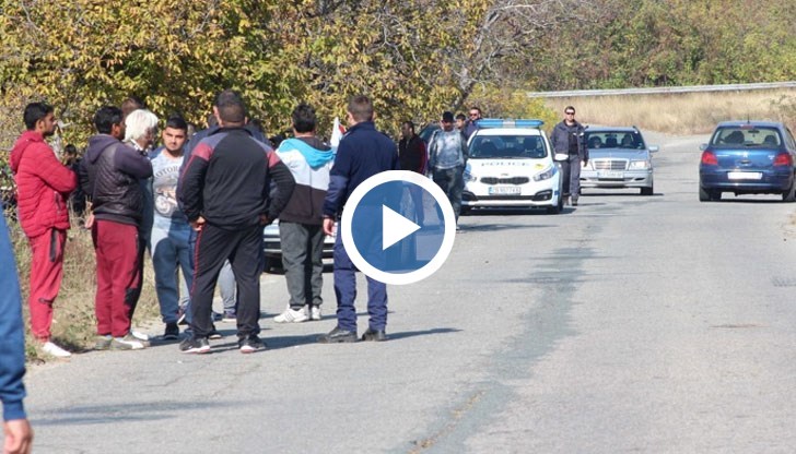 Близо 150 роми са затворили пътя Казанлък –Черганово, за да си правят състезания с каруци