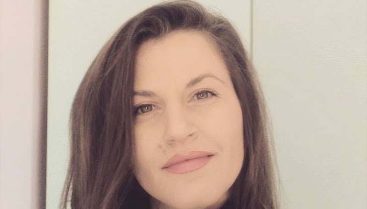 Нападателят я е натиснал към земята по лице, запушил ѝ устата и започнал да я души, след което ѝ нанесъл удари през лицето Нападателят я е натиснал към земята по лице, запушил ѝ устата и започнал да я души, след което ѝ нанесъл удари през лицето