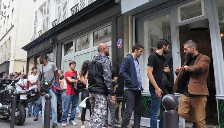 Хората чакат пред магазините с часове, а поръчките надхвърлиха очакванията