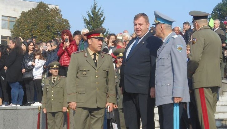 Каракачанов: Армията е боеспособна, защото това, което виждам, хората, които служат в нея, отдават всичко