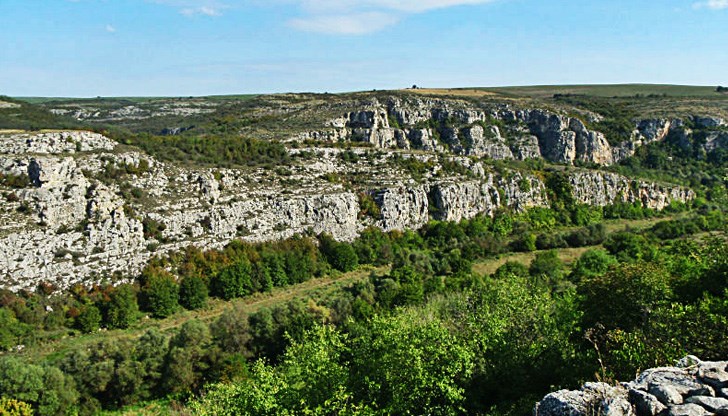 Изданието посочва, че църквите и стенописите в русенското село си заслужават пътуването