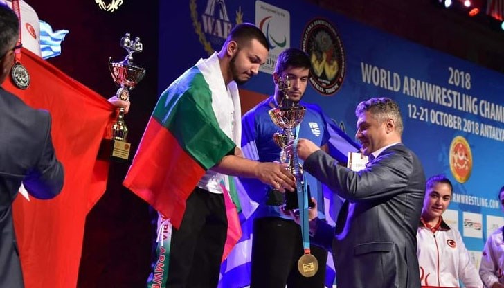 Елбин Ферад спечели надпреварата с дясна ръка в тежка категория след няколко много оспорвани дуела