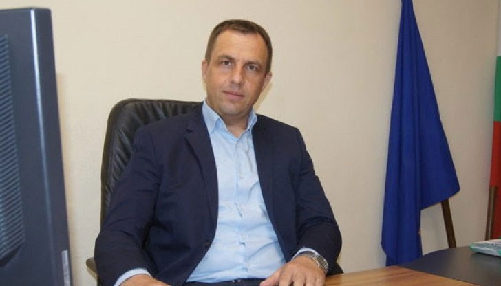 По неофициална информация се проверяват няколко схеми, сред които и износ на крадени коли от Западна Европа към Ирак