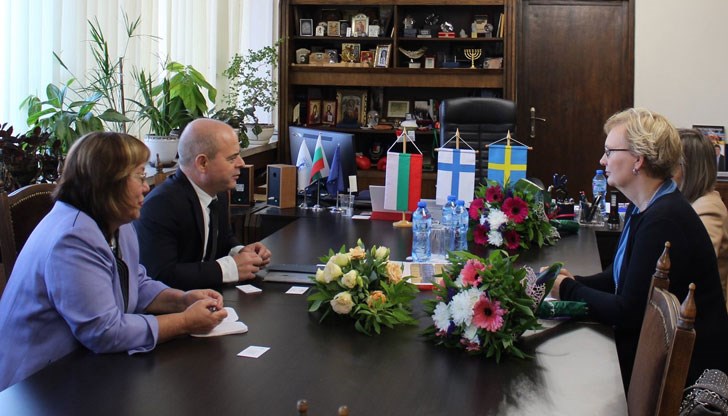 Кметът е запознал дипломатите с инвестиционния профил на общината и с възможностите за туризъм Кметът е запознал дипломатите с инвестиционния профил на общината и с възможностите за туризъм