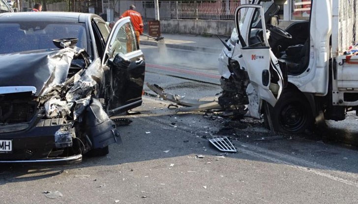 В лекотоварния камион е имало затиснат човек