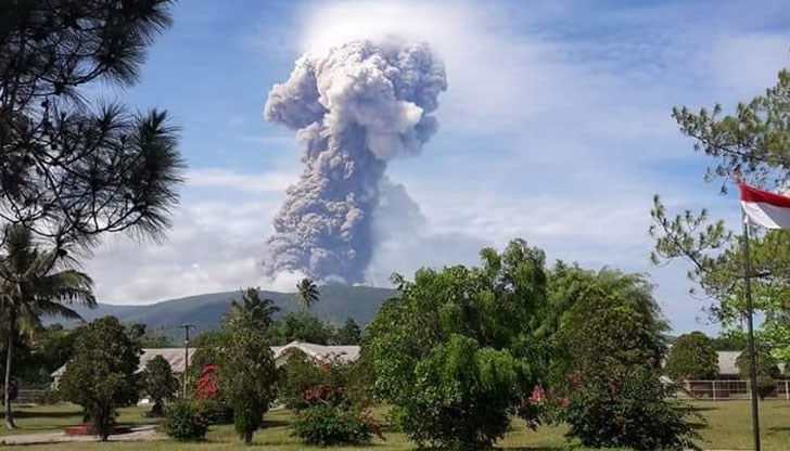 Стълбът от пепел от един от вулканите, намиращи се на острова, достига височина от 4 километра