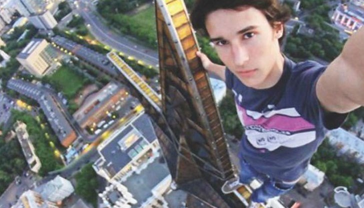 Броят на смъртните случаи на хора, опитващи се да си направят селфи, нараства всяка година Броят на смъртните случаи на хора, опитващи се да си направят селфи, нараства всяка година