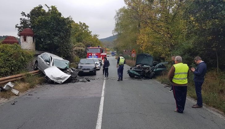 Челно са се ударили два автомобила, трима души са сериозно пострадали