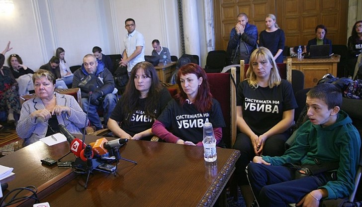 Вместо разбиране, майките срещнаха чиновническо бездушие