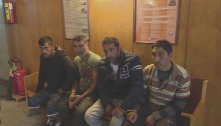 Те са обвинени в непристойни и груби действия, неуважение и пречене на органите на реда Те са обвинени в непристойни и груби действия, неуважение и пречене на органите на реда