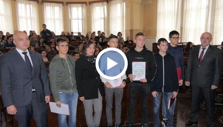 Момчета бяха наградени от Столичната дирекция на вътрешните работи и от гимназията, в която учат