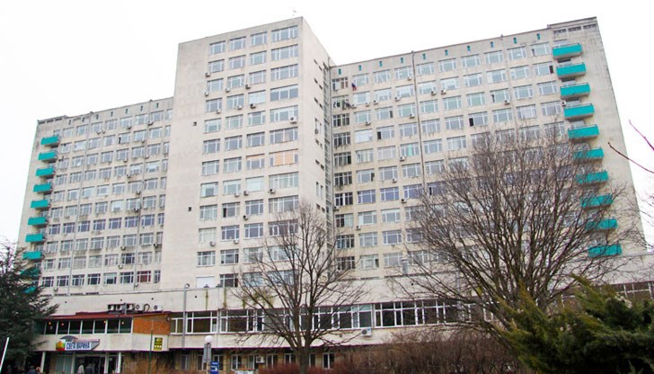 Един най-обикновен ден в българска болница, който започва с 25-минутна опашка пред асансьора Един най-обикновен ден в българска болница, който започва с 25-минутна опашка пред асансьора