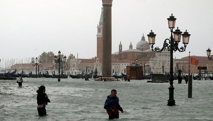 Вчера бе обявен червен код за обилни валежи, а Венеция бе в готовност за най-голямото наводнение от 1979 г. насам