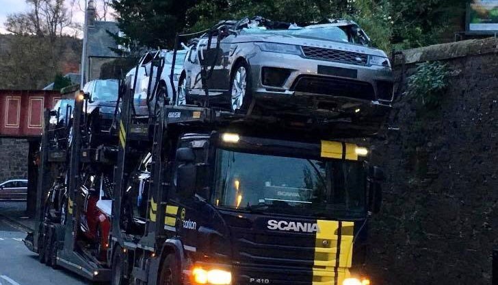 Чисто новите возила са пострадали при преминаване под жп мост