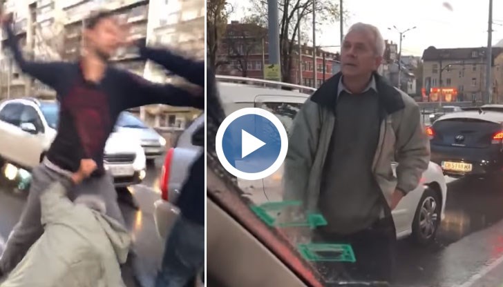 Биячът налага възрастният мъж с пръчка, събаря го на земята на земята и започва да го рита