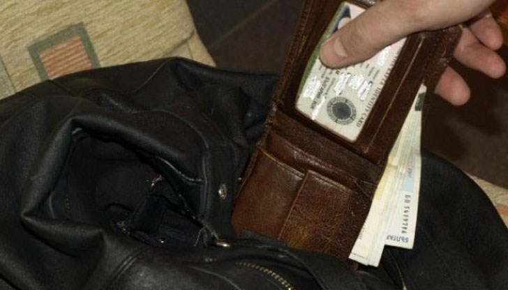 В чантата е имало близо 6 000 лева В чантата е имало близо 6 000 лева