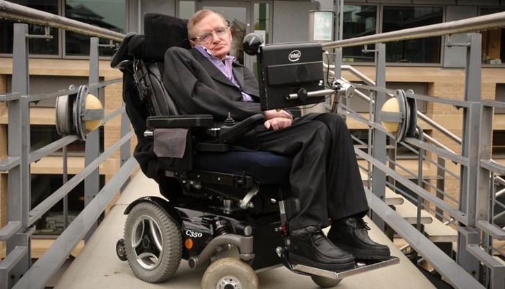 Получените средства от аукциона ще бъдат предоставени на благотворителната фондация на името на Хокинг.