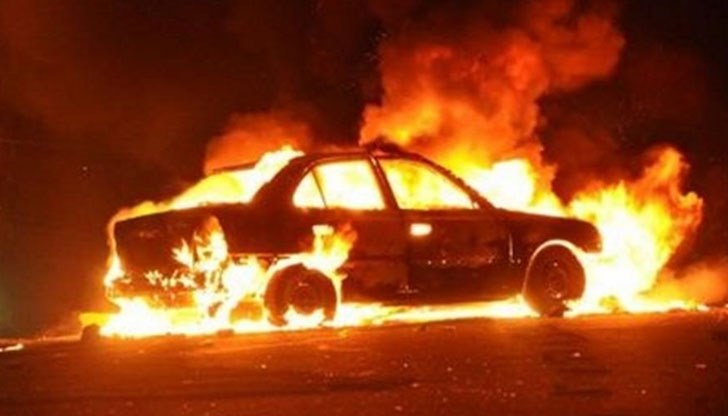 До пристигането на огнеборците, полицаите са успели да локализират запалването с прахов пожарогасител / Снимката е илюстративна До пристигането на огнеборците, полицаите са успели да локализират запалването с прахов пожарогасител / Снимката е илюстративна