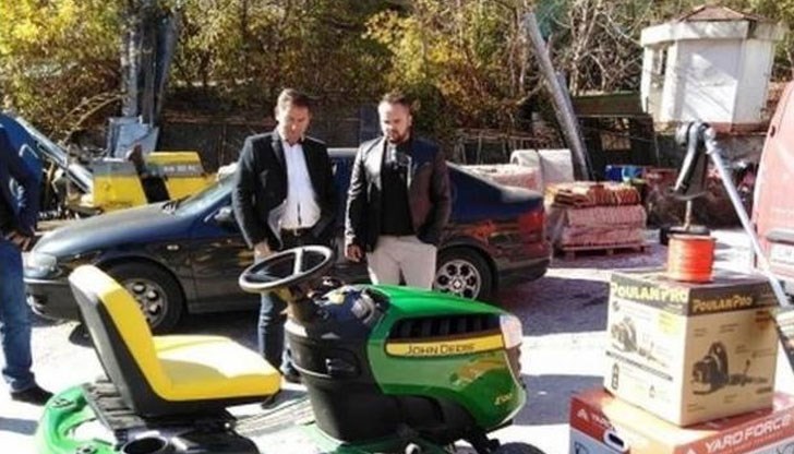 29-годишният Николай Николов подари на общинската администрация в Мадан техника за косене 29-годишният Николай Николов подари на общинската администрация в Мадан техника за косене