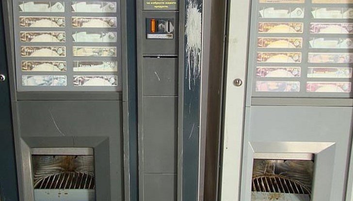 Вендинг машината е монтирана на фасадата на магазин за хранителни стоки