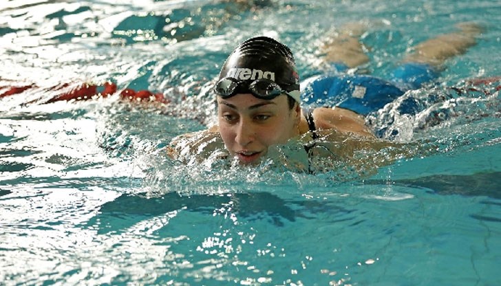 Състезателката на ПК "Спринт" финишира за 1:02.09 минути и свали шест стотни от досегашното върхово постижение, поставена от Нина Рангелова през 2016 година