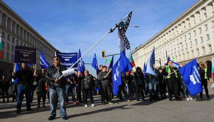 "Не искаме ЖанБорисова зима", "Борисов 3 - няма здравеопазване", "Борисов 3 - геноцид" гласят плакати на протест пред Министерски съвет