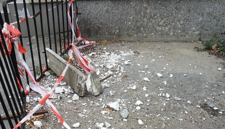 Бетонови елементи по 180 кг. се срутиха от блока на борците