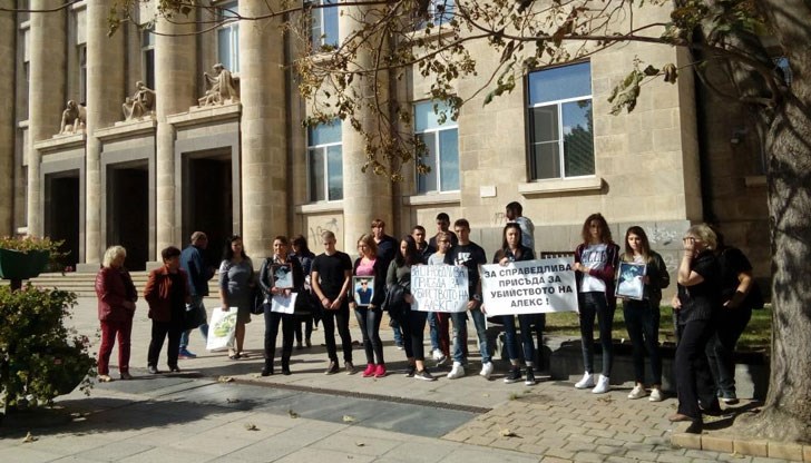 Днес лелята на убития младеж Виктория Илиева и негови близки и приятели протестираха пред съда в Русе