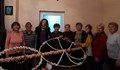 Гигантска сурвакница украсява кметството в Новград