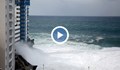 Огромни вълни пометоха балкони на блок в Тенерифе