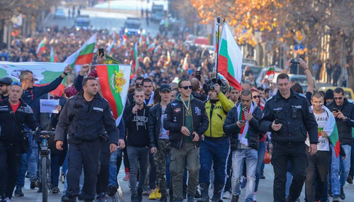 След масовото недоволство, което заля България в неделния ден - нова вълна от протести в цялата страна